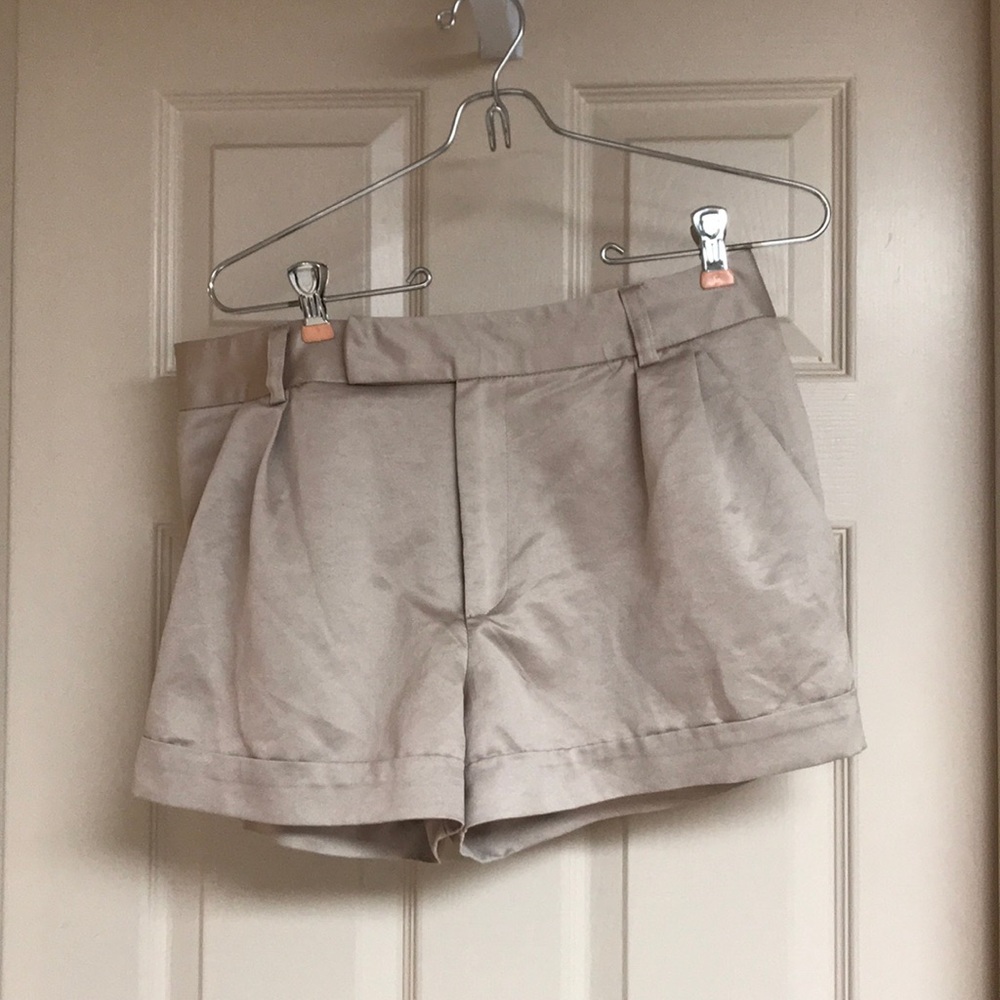Flowy, khaki mid-rise shorts